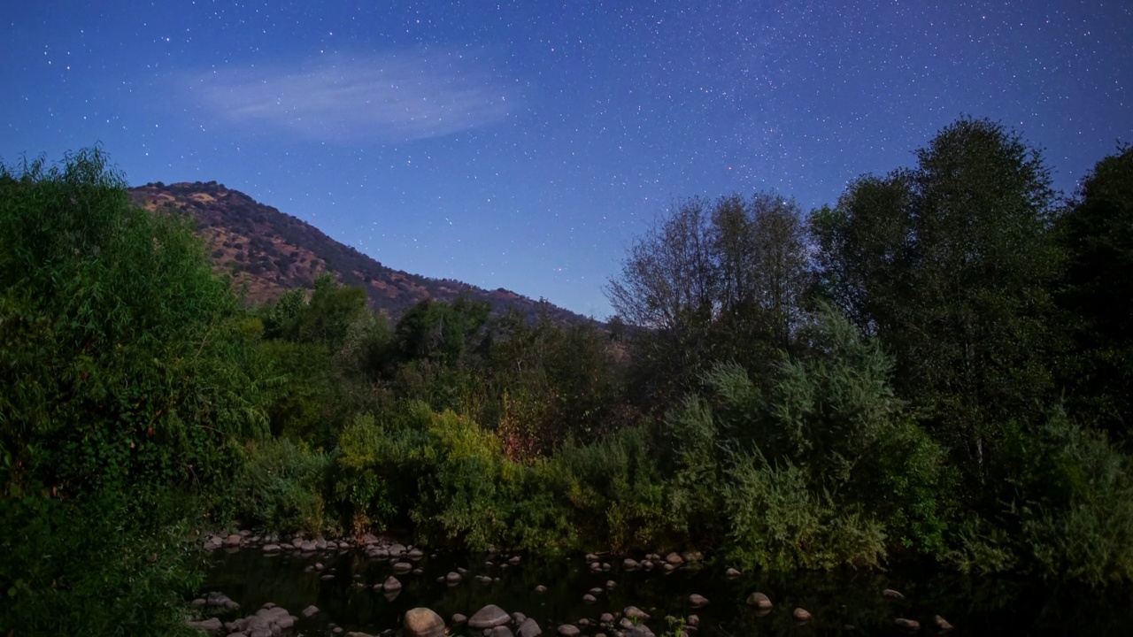 山谷星辰月升时间流逝河夜视频素材