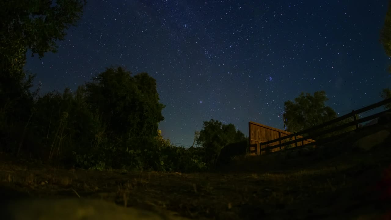 夜空星星树篱笆全景地平线视频素材