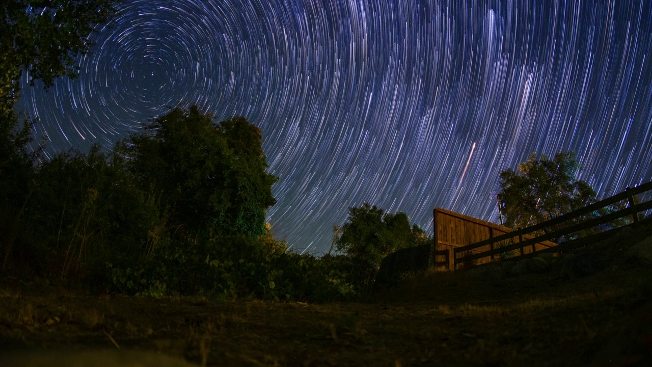 夜空星迹树篱笆全景地平线视频素材