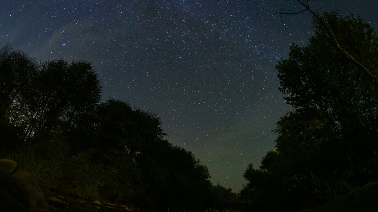 北极星经过河谷的夜晚时光流逝视频素材