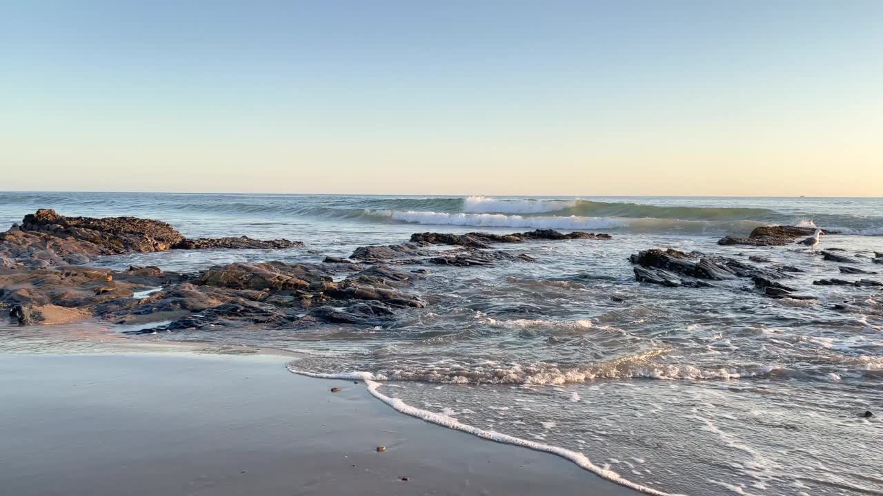 沙滩上的海浪和晴朗的天空视频下载