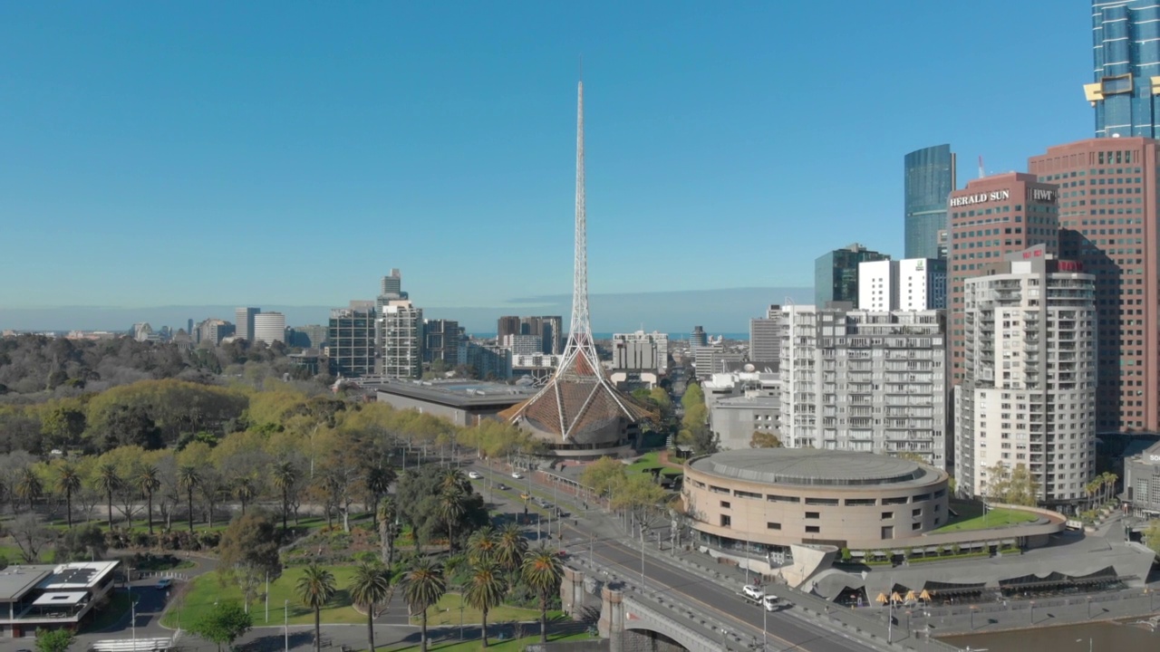 空中俯瞰:墨尔本市中心，雅拉河上王子桥附近的尖塔艺术中心视频素材