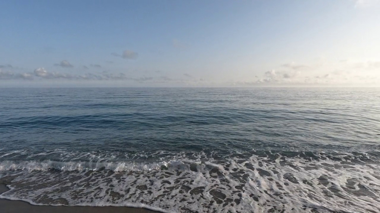 宁静的大海和海岸线的风景视频素材