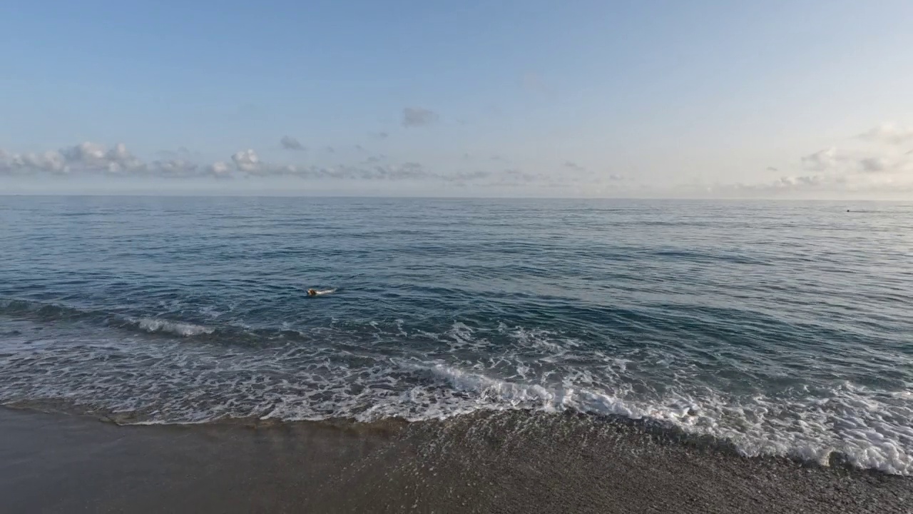 宁静的大海和海岸线的风景视频素材