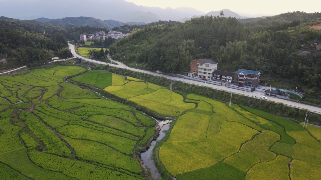 多云天的绿地和村庄鸟瞰图视频素材