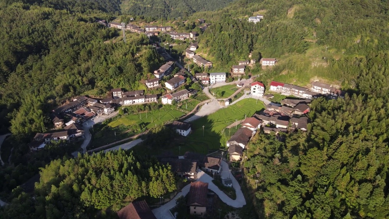 小山村的居、田、路视频素材