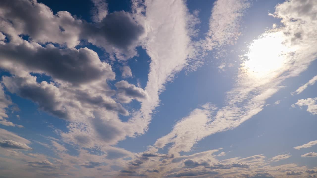 蓝色天空中的云慢慢移动和改变形状，时间流逝视频素材