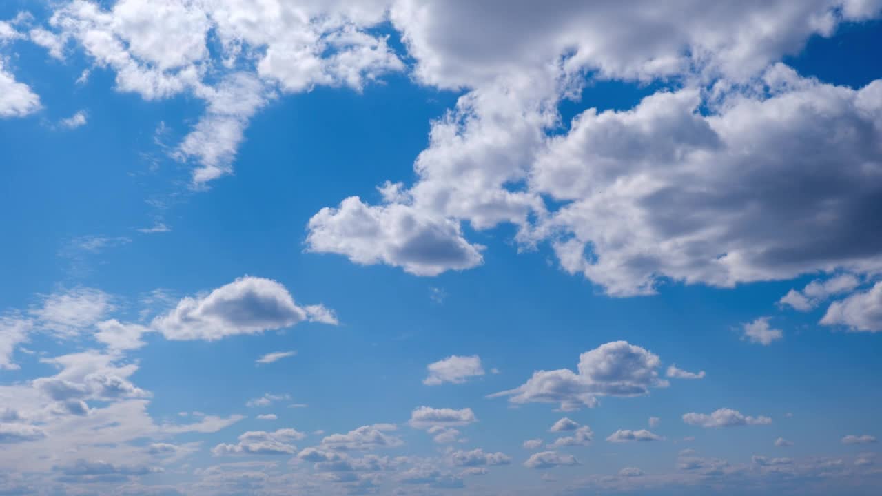 白云移动，溶解在蓝天，时间流逝视频素材