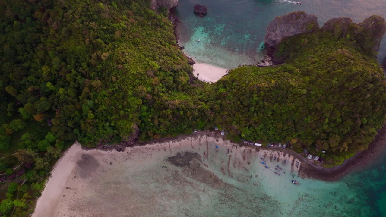 在泰国甲米的koh Phi Phi群岛，日落时的Loh Lana湾的鸟瞰图视频素材