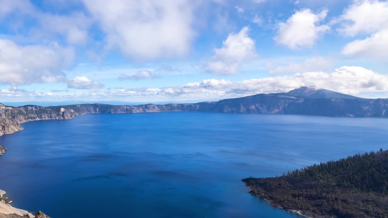 俄勒冈州火山口湖上空移动的云的时间流逝视频素材