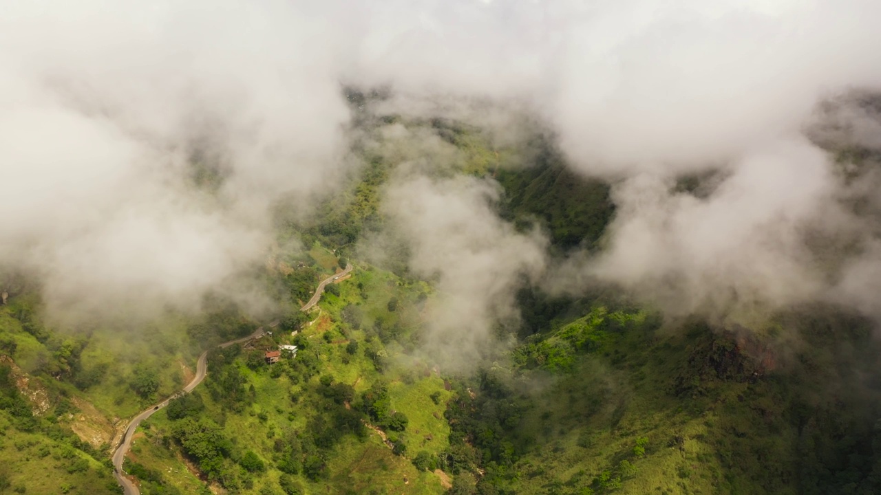 有热带雨林的热带山脉和山坡。斯里兰卡。视频素材