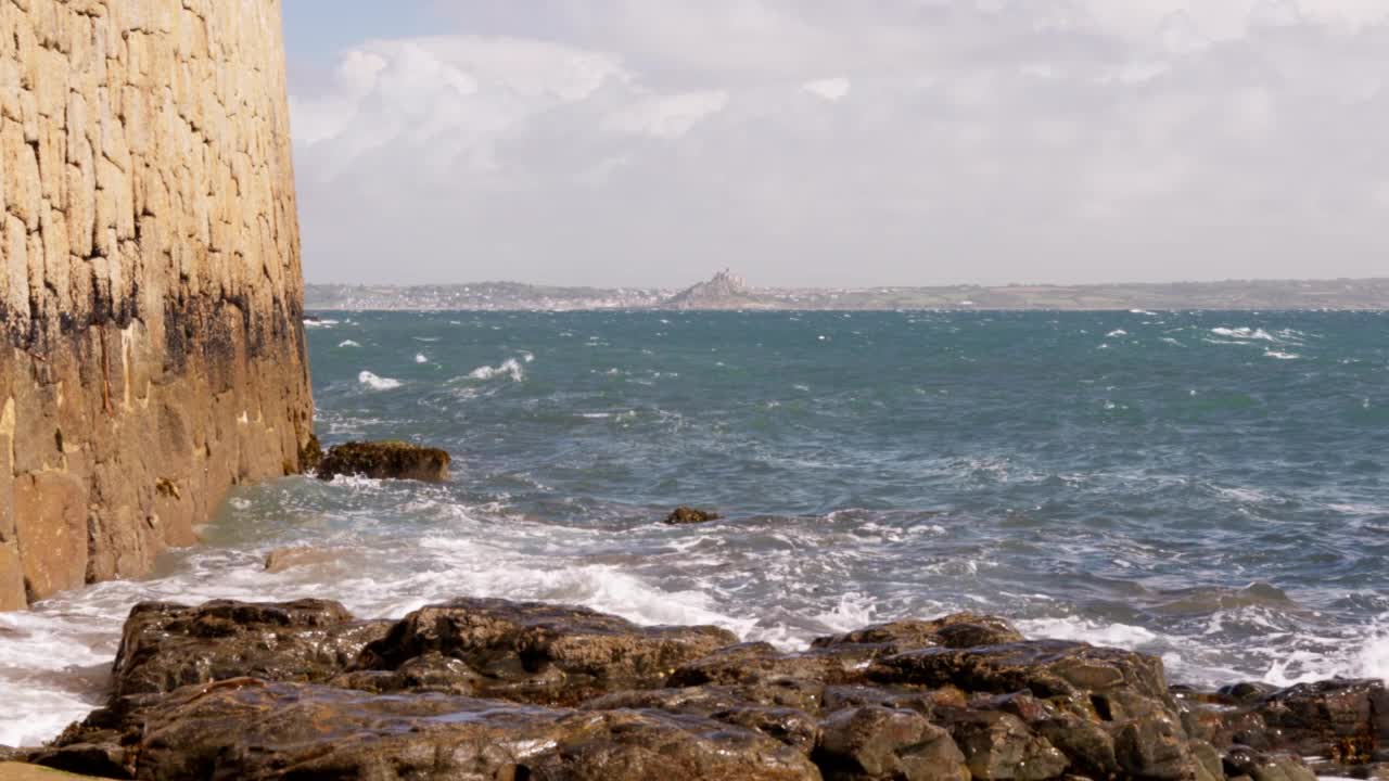 海浪对着海堤-康沃尔，英国- 4K慢动作电影视频素材