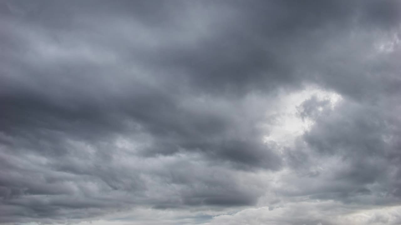 时间推移的黑暗戏剧性的暴风雨天空，快速移动的乌云视频素材