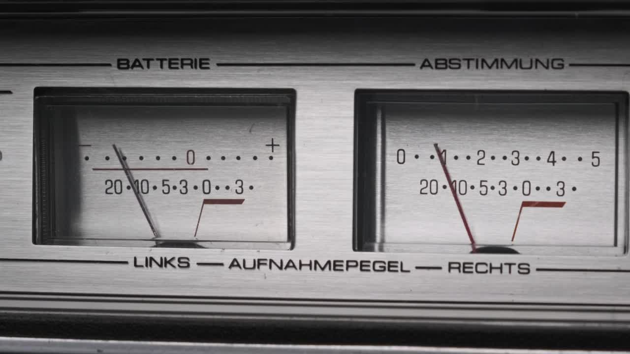 两个模拟VU仪表在银色录音机，箭头指示视频素材