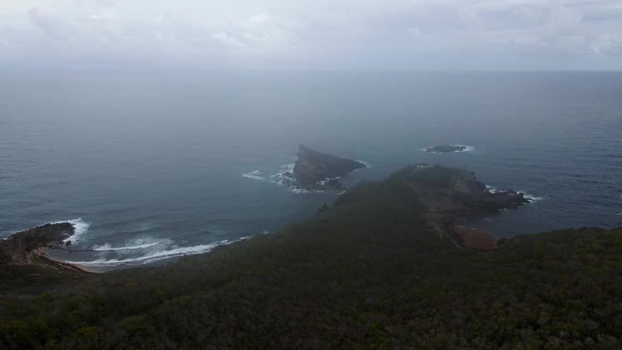 岛屿的海岸布满岩石视频素材