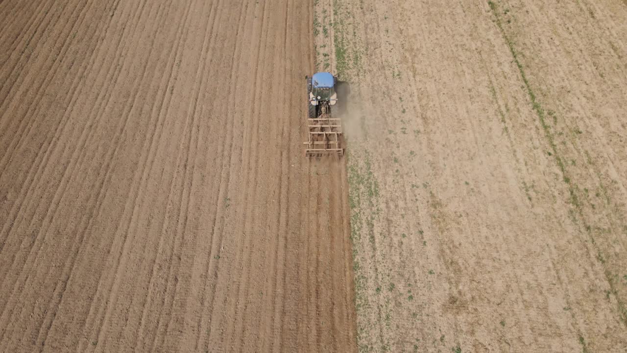 用拖拉机做农活，为收割做准备视频素材