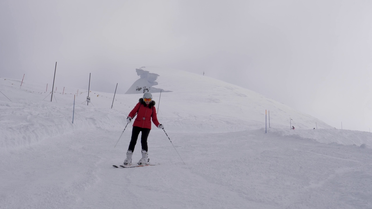 滑雪者在雪山的冬季滑雪上从障碍山坡上滑下来视频素材