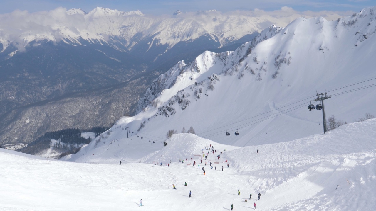 人们滑雪在雪山滑雪坡在冬天视频素材