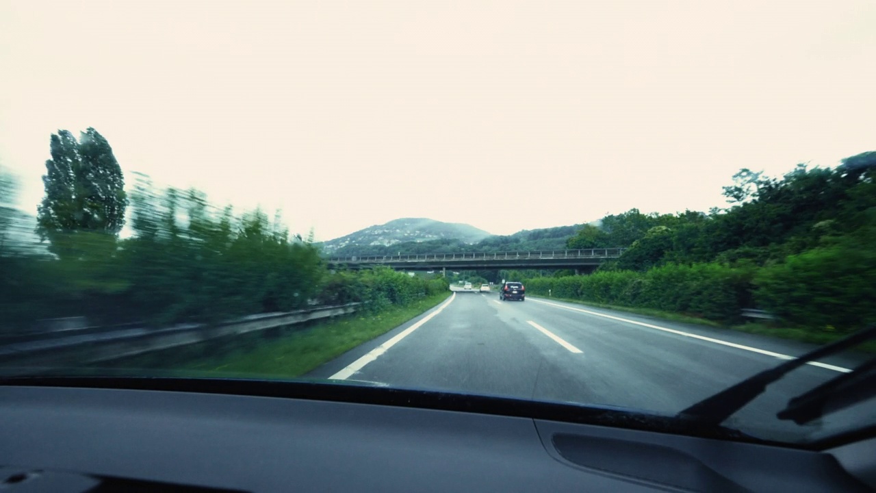 在雨中行驶的旅客近距离挡风玻璃视频素材