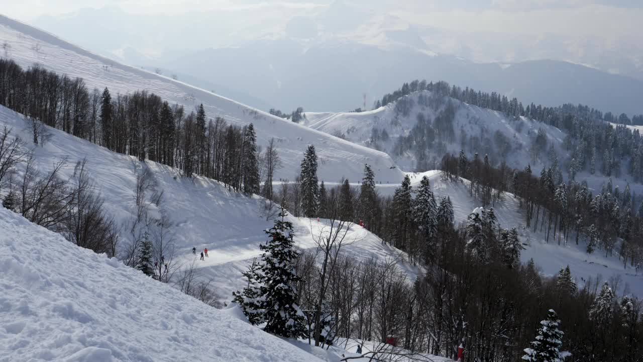 人们滑雪和滑雪板滑雪下雪坡山在冬天视频素材