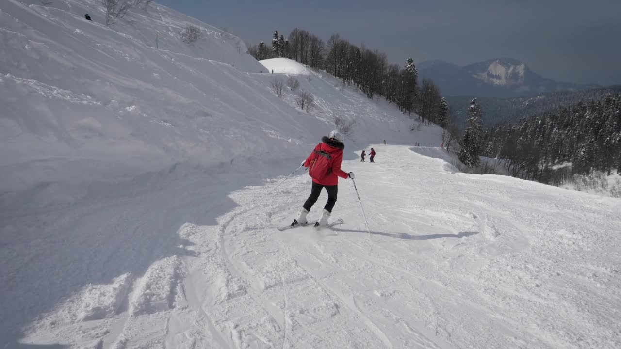 初学滑雪的人在雪山阳光明媚的冬日滑雪视频素材