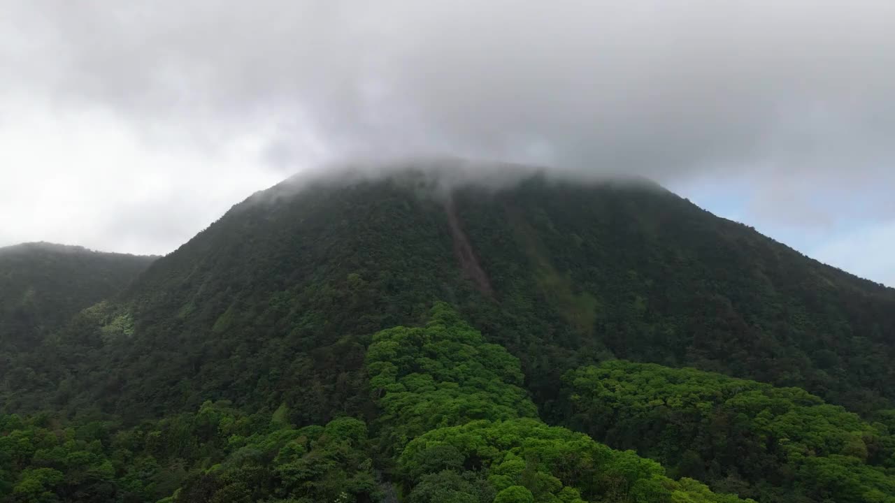 云上面的山视频素材