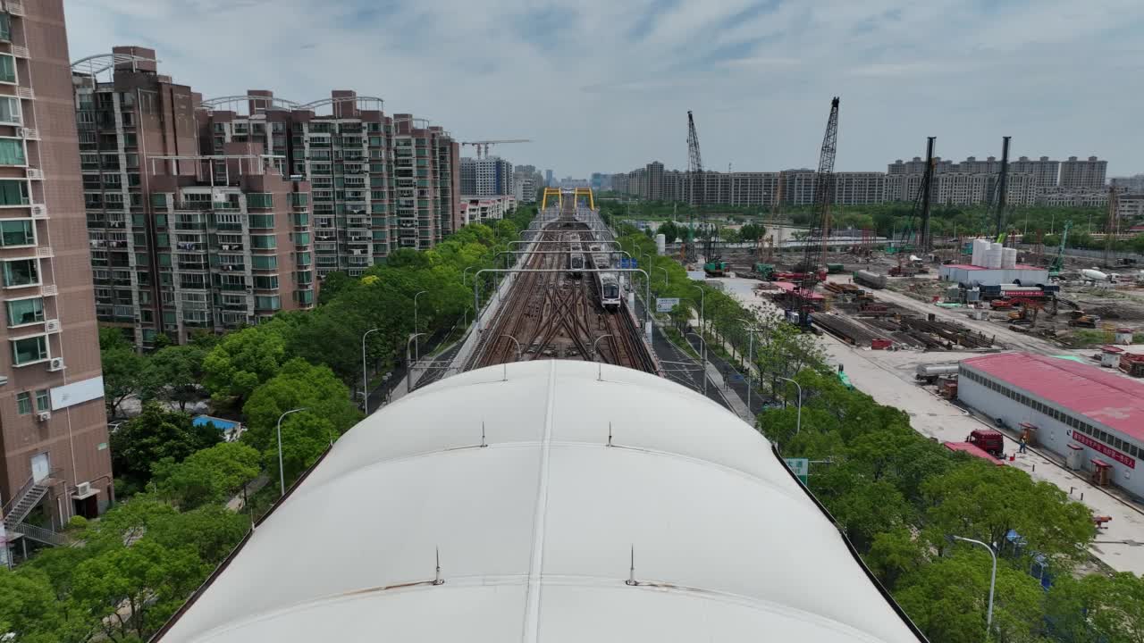 户外的地铁站和城里的火车。无人机鸟瞰图视频素材