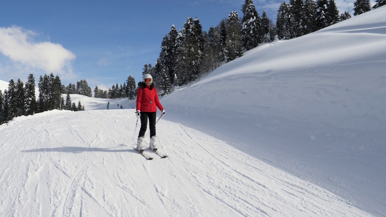 人们滑雪在雪山滑雪坡在冬天阳光明媚视频素材