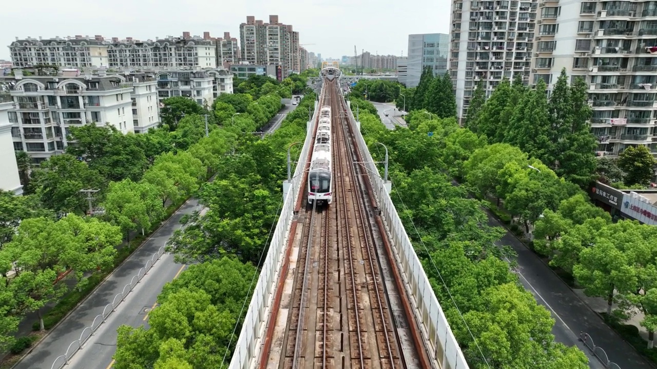 户外的地铁站和城里的火车。无人机鸟瞰图视频素材