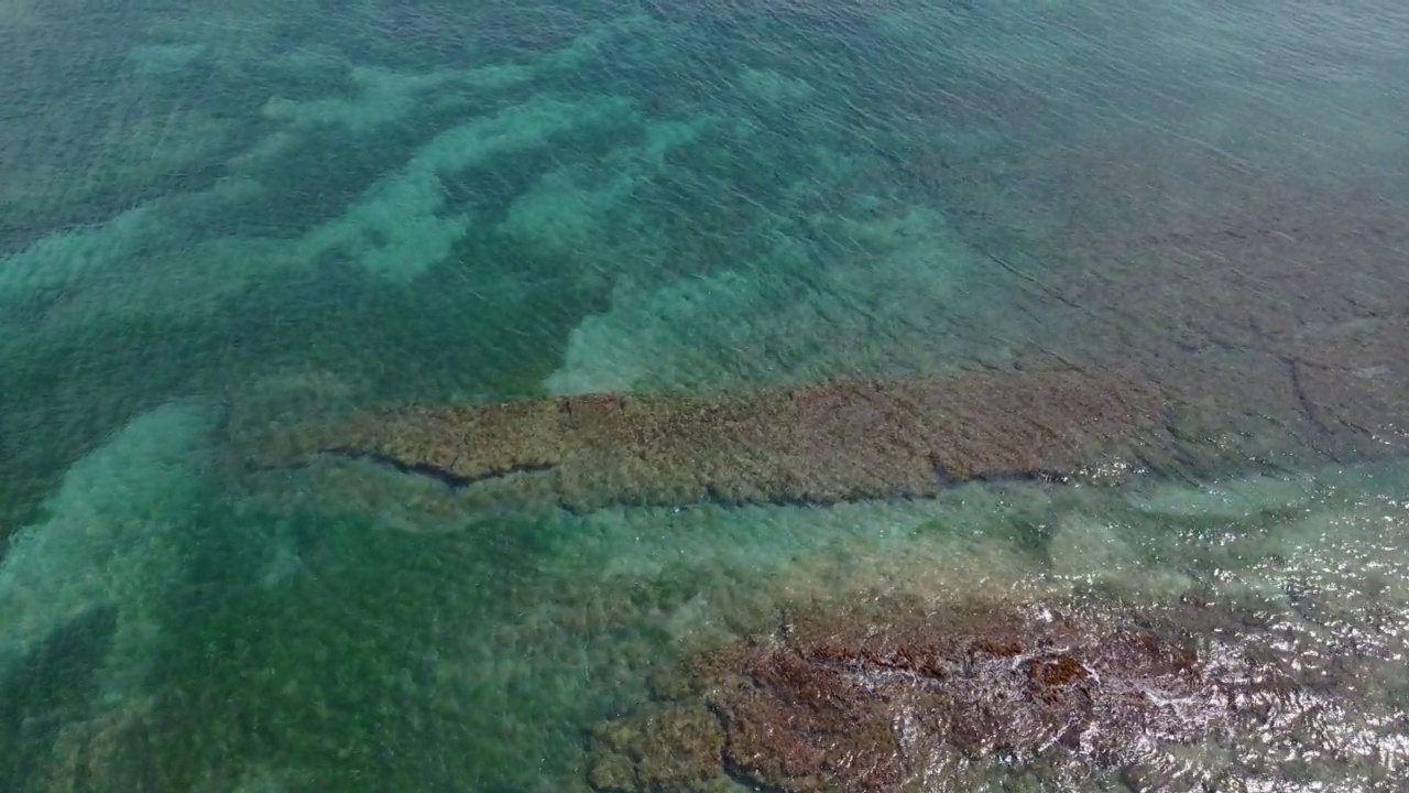 海洋中的大石头视频素材