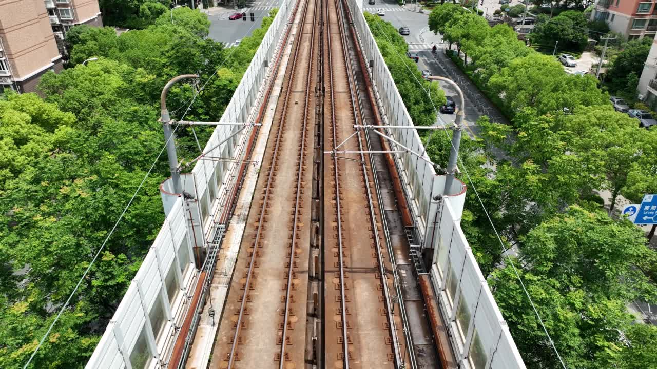 户外的地铁站和城里的火车。无人机鸟瞰图视频素材