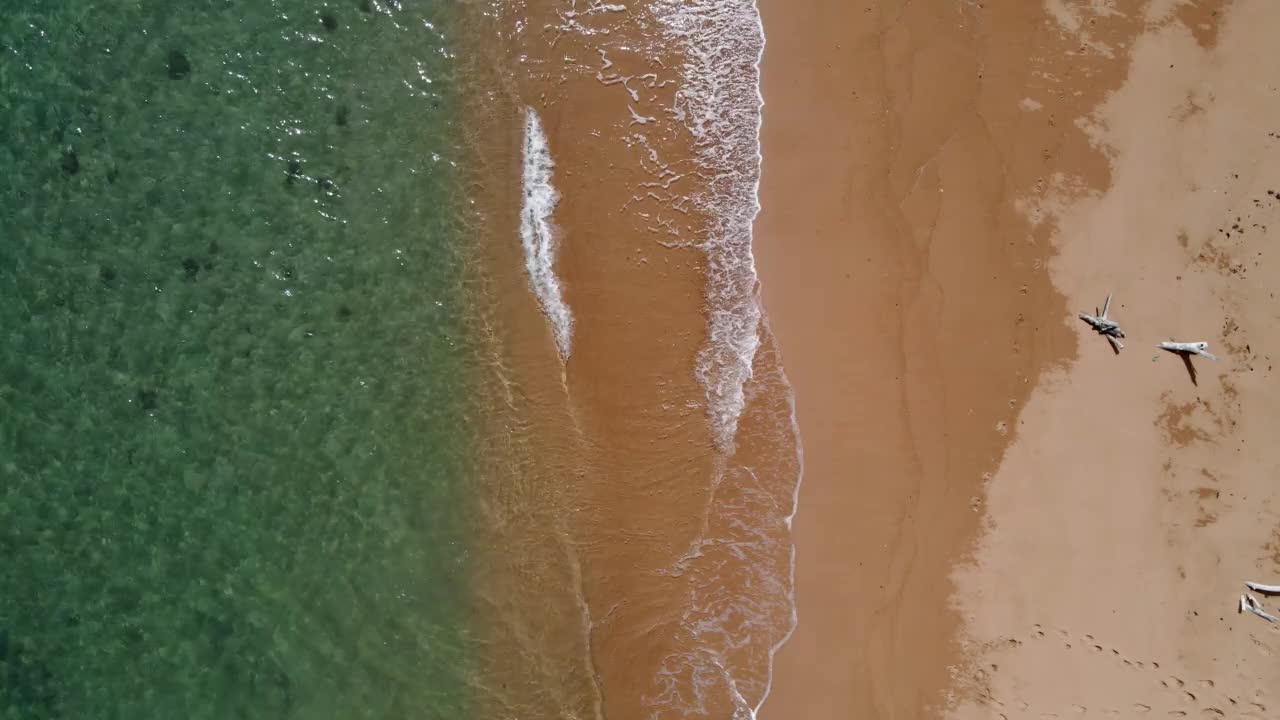 黄金海滩上的海浪从顶部视频下载