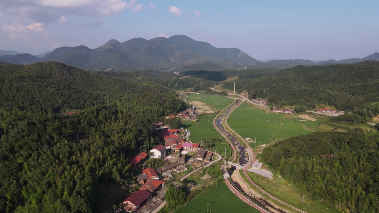 中国传统的乡村建筑被山、林、田所环绕视频素材