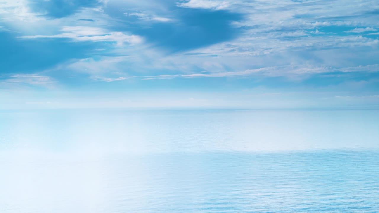 海景。平静的碧海蓝天视频素材