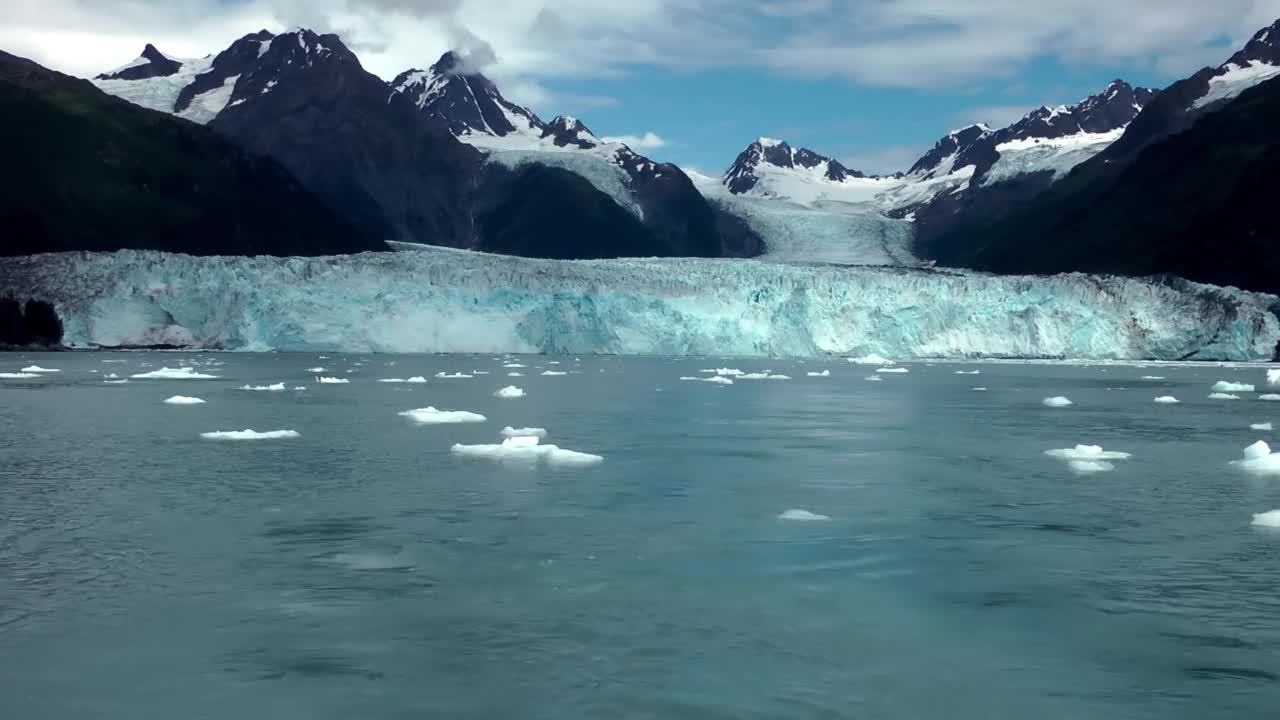 大冰川和峡湾水中的碎片，苏厄德冰川视频素材