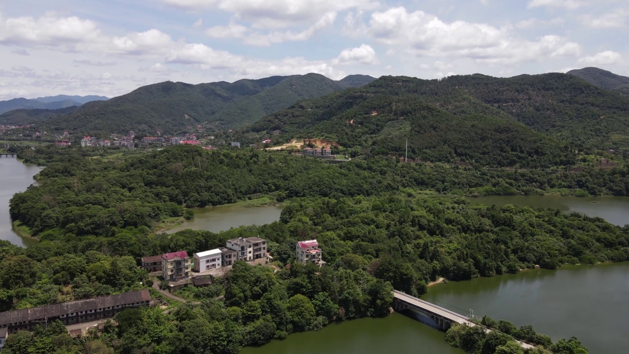 阳光明媚的乡村，森林，河流和道路视频素材