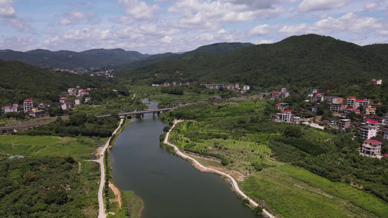 阳光明媚的乡村，森林，河流和道路视频素材