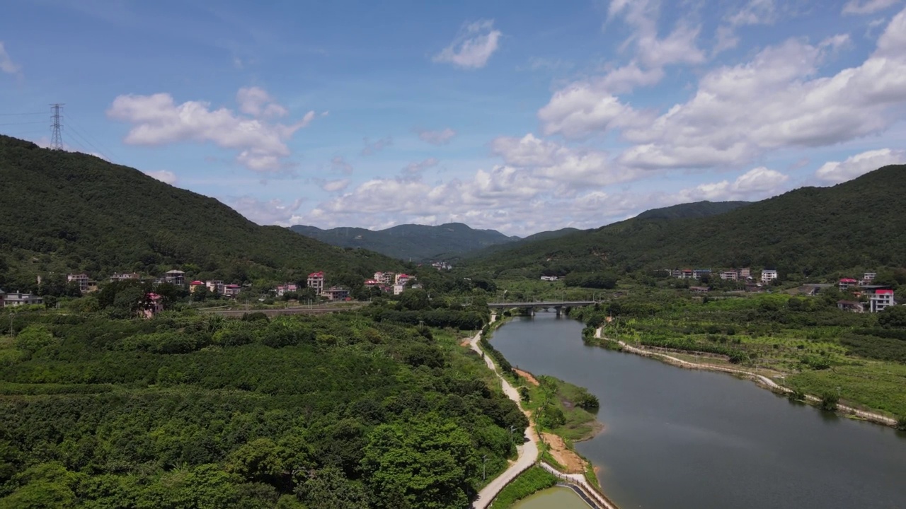 阳光明媚的乡村，森林，河流和道路视频素材