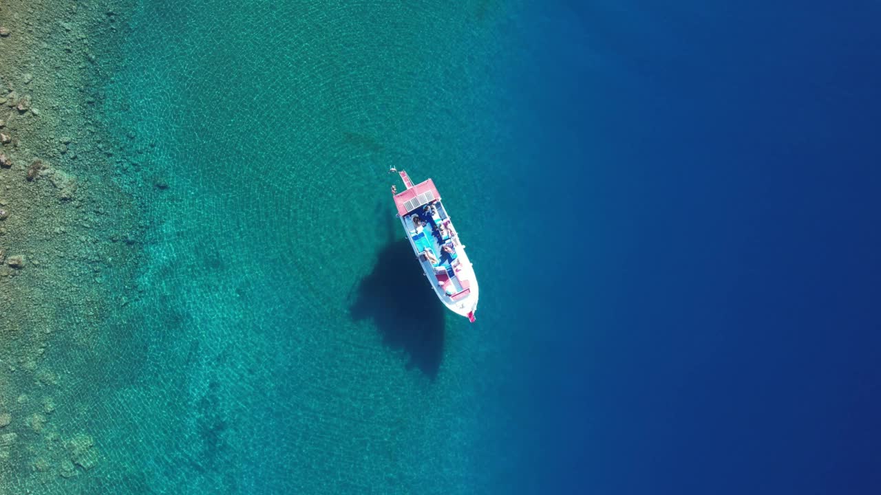 每日的乘船旅行。视频素材