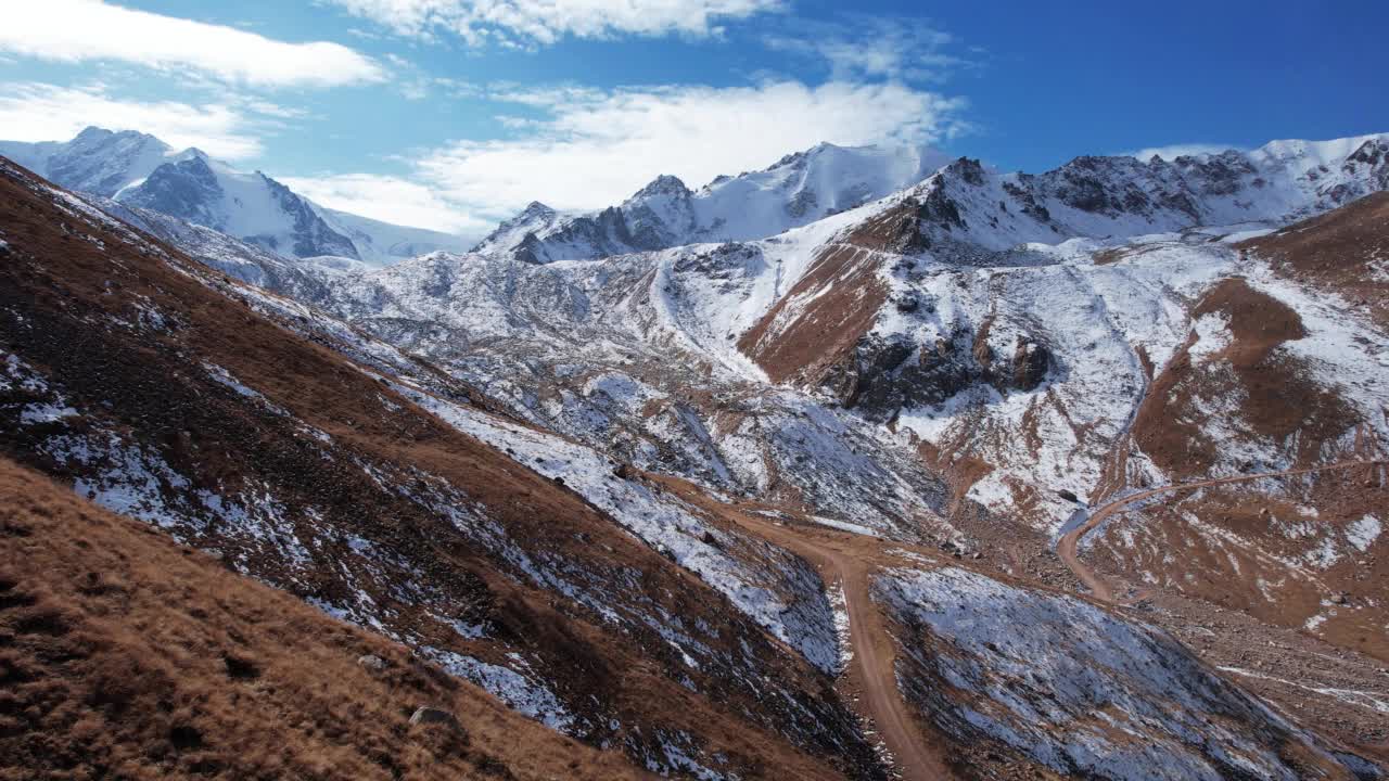 高山之间的古老冰雪冰川。视频素材