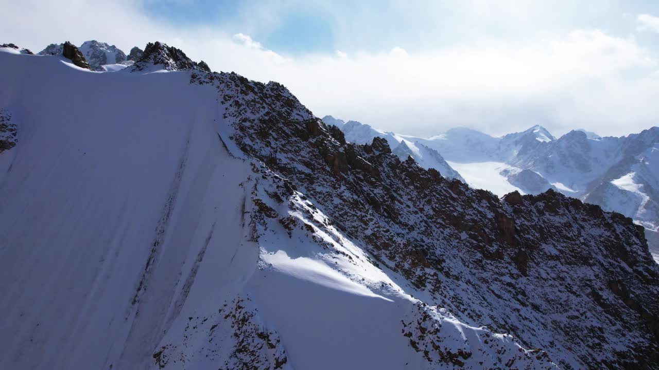 高山之间的古老冰雪冰川。视频素材