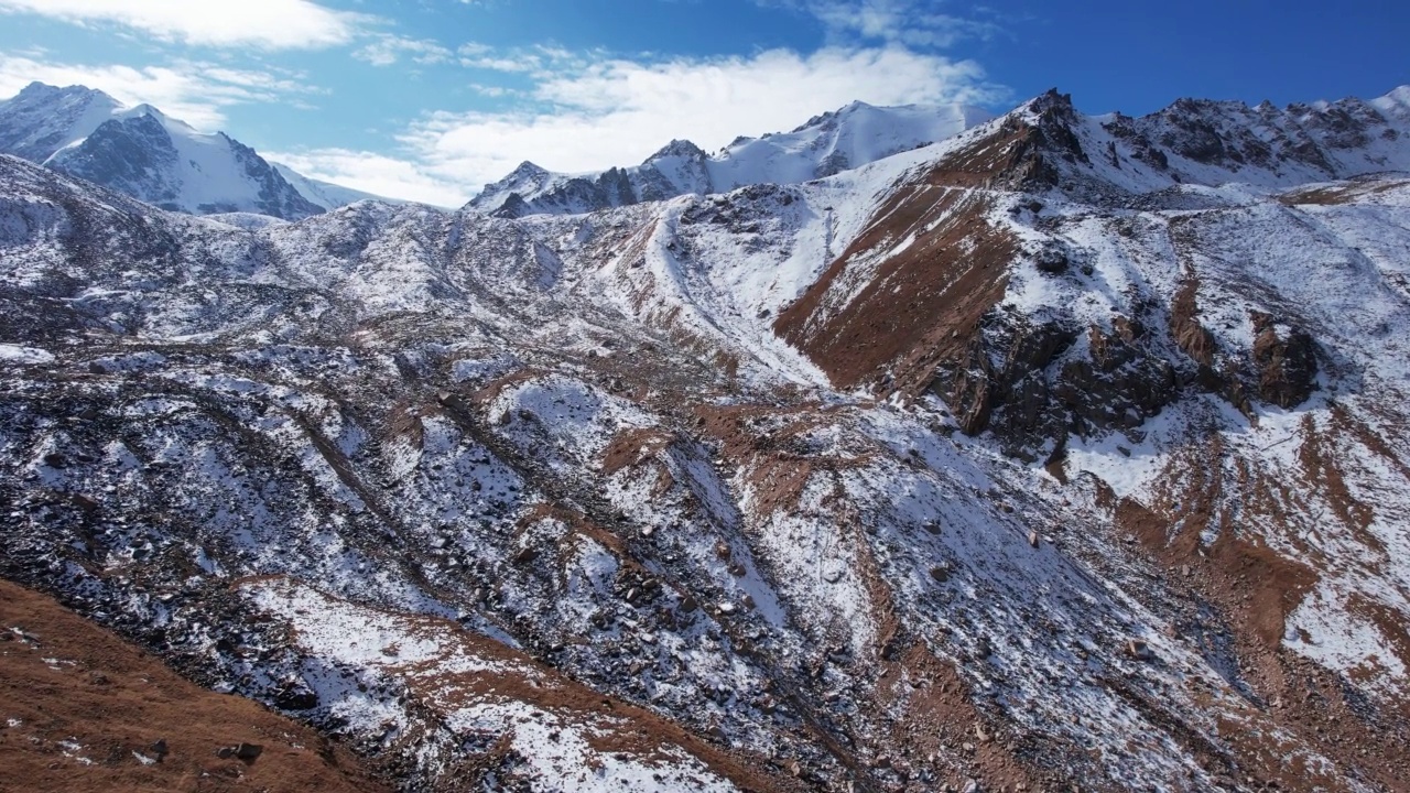 高山之间的古老冰雪冰川。视频素材