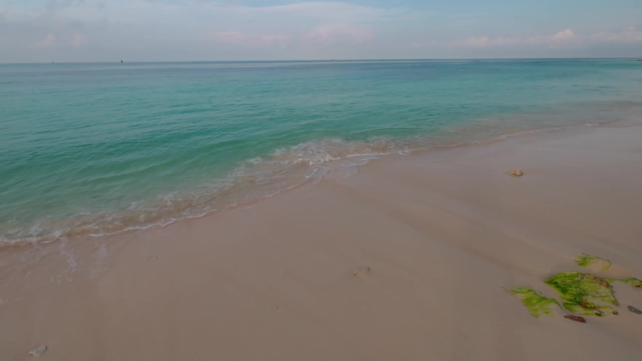 平静的海浪在沙滩上翻滚的美丽景色。阿鲁巴岛。大西洋。视频素材