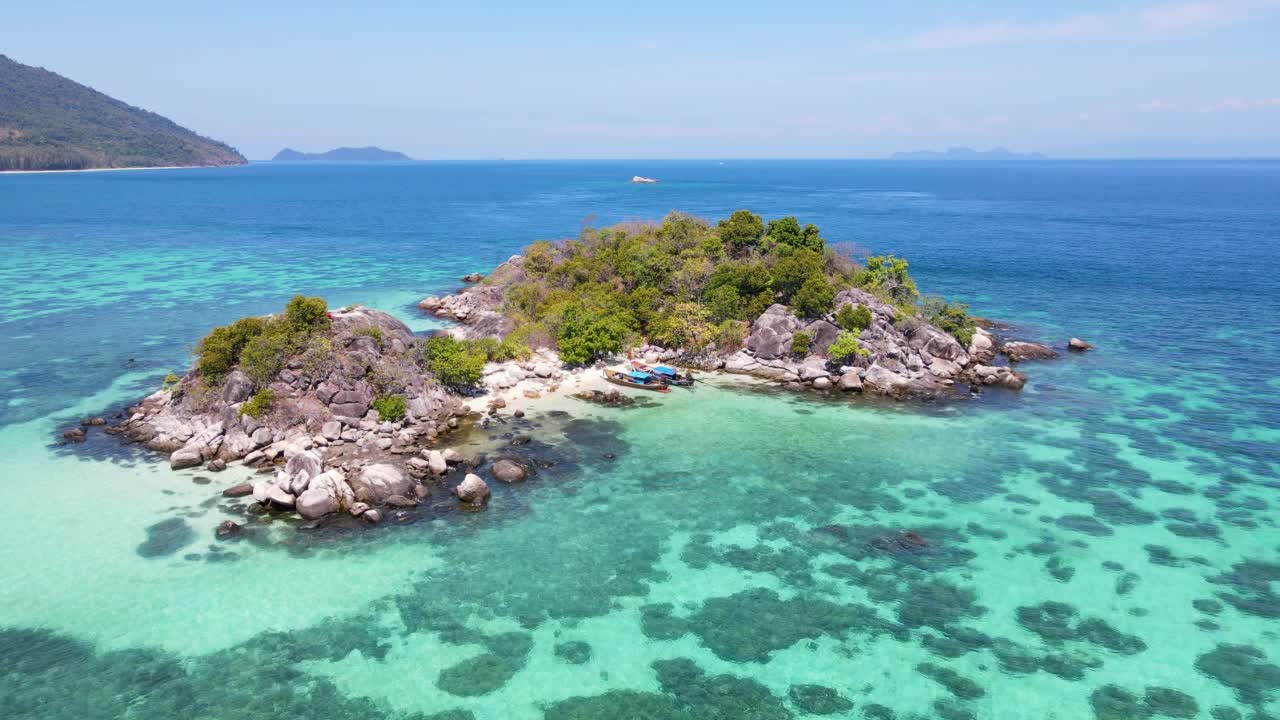 飞越清澈的海洋与小岛，利佩岛，泰国南部视频素材