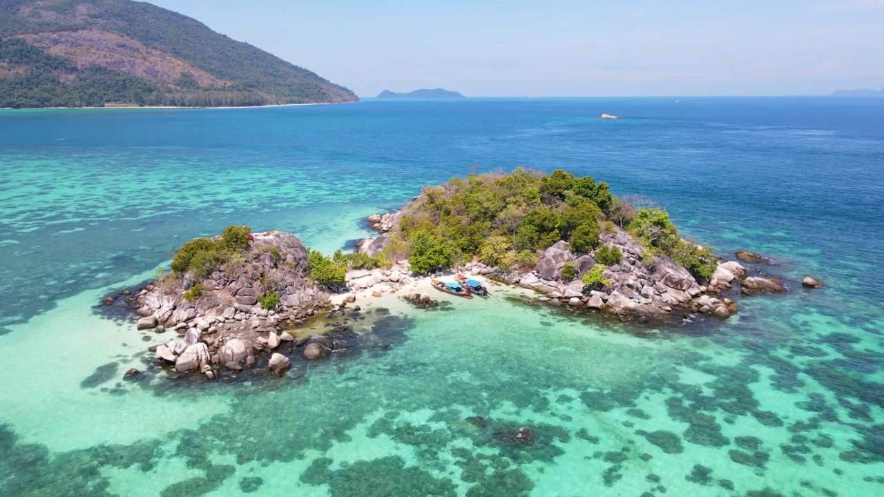 泰国南部利佩岛小岛的透明海洋鸟瞰图视频素材