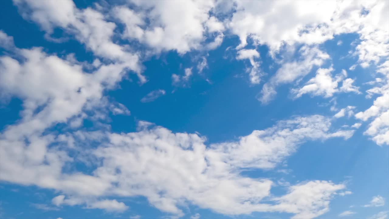 可爱的软云随风飞舞。夏日晴空湛蓝，白云飞扬，时光流逝。视频素材