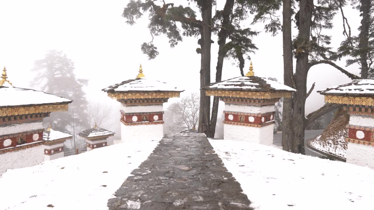 一名男子走在Dochula山口，在不丹德鲁克旺亚尔Chortens视频素材