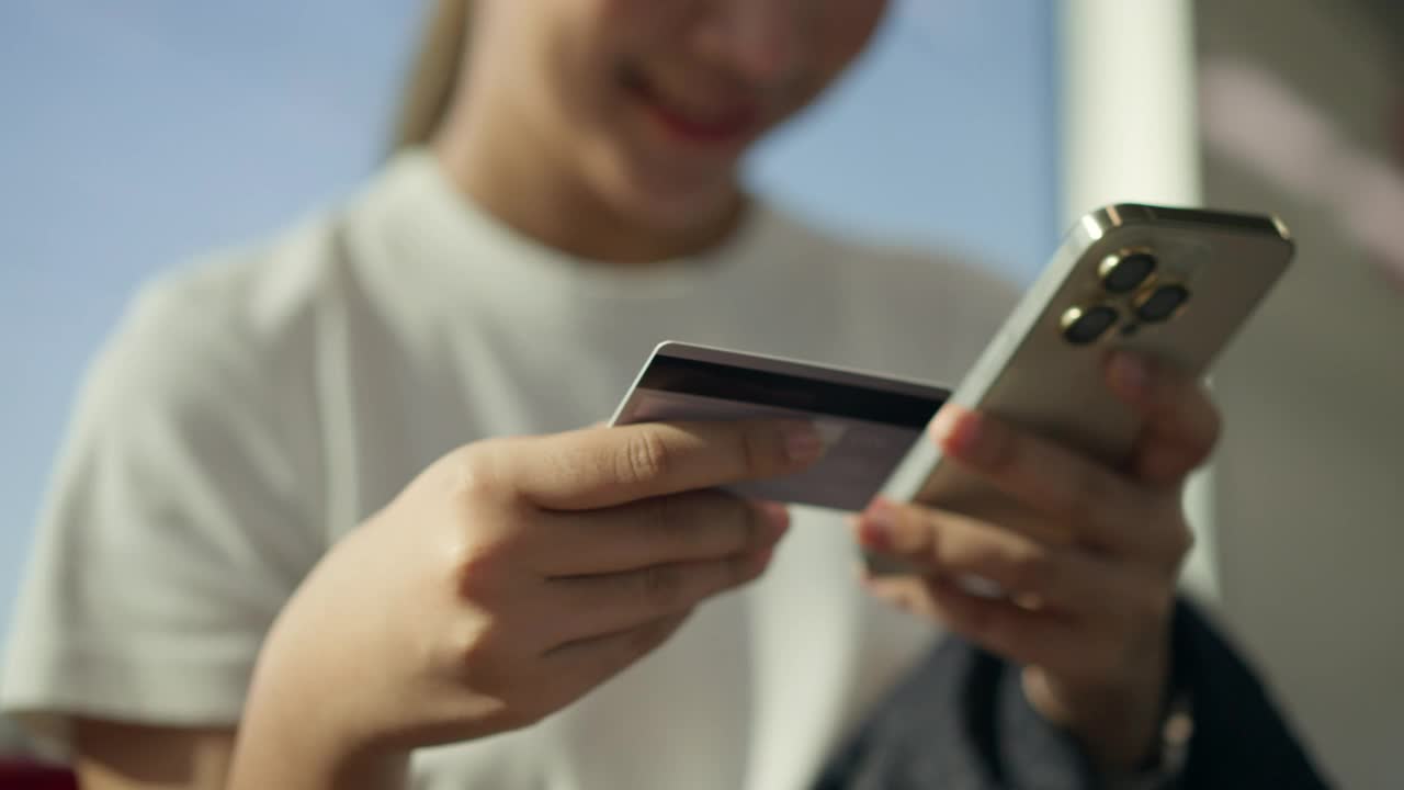 幸福年轻女子亚洲网上购物使用信用卡视频素材