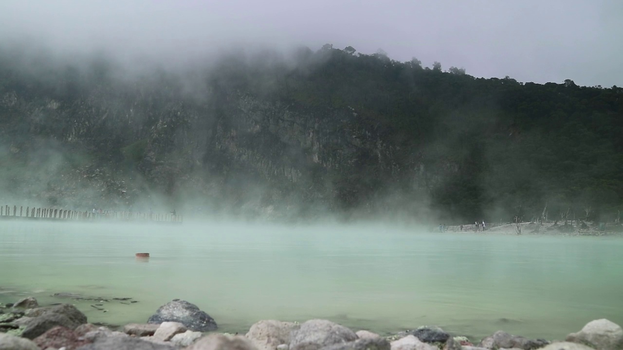 印度尼西亚万隆卡瓦普提火山的绿色硫磺湖冒出蒸汽，令人毛骨悚然。视频下载