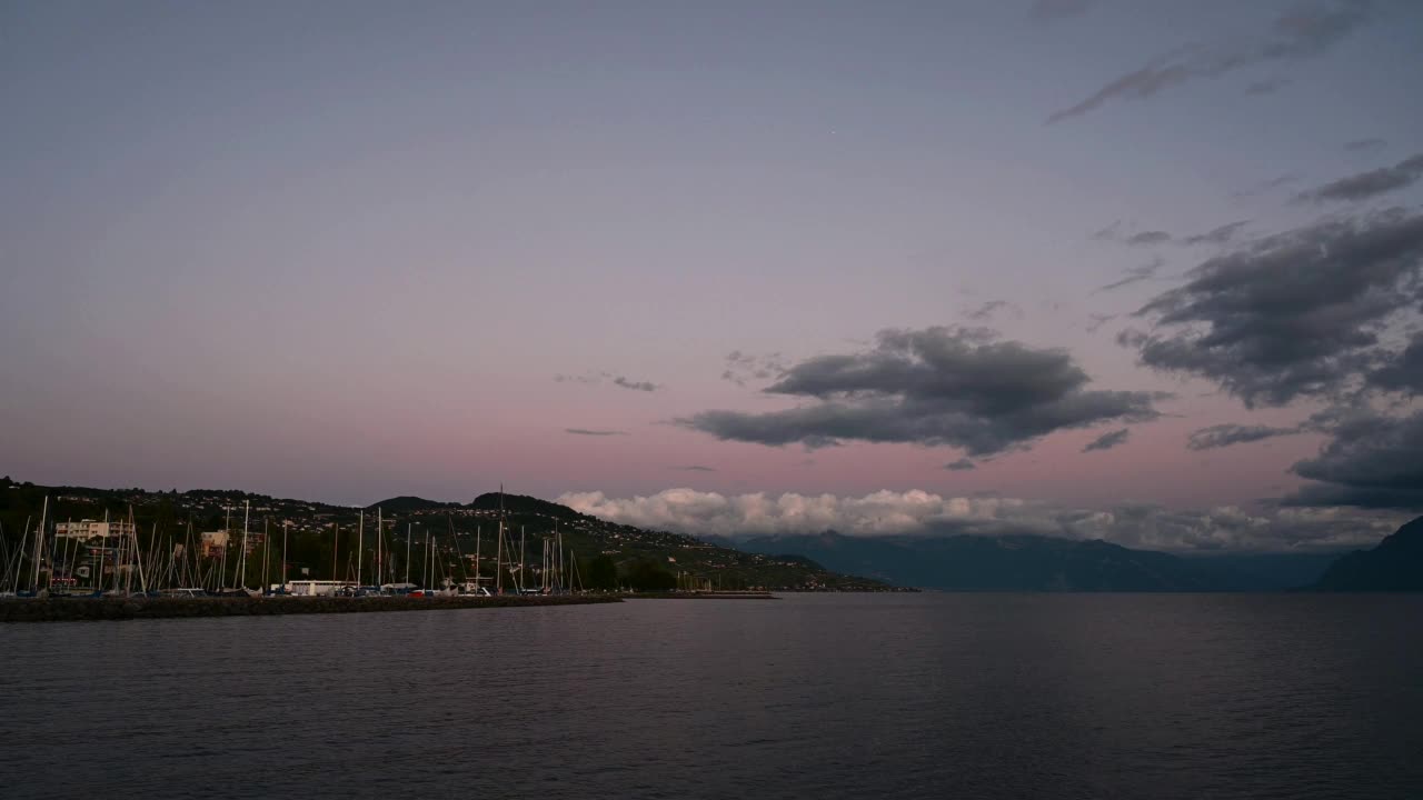 湖上的日落。天空，云，水和船的风景。真正的时间。具吸引力的,瑞士。视频素材